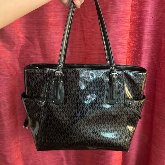 Micheal Kors East/West Voyager Glossy Tote - Picture 5 of 5